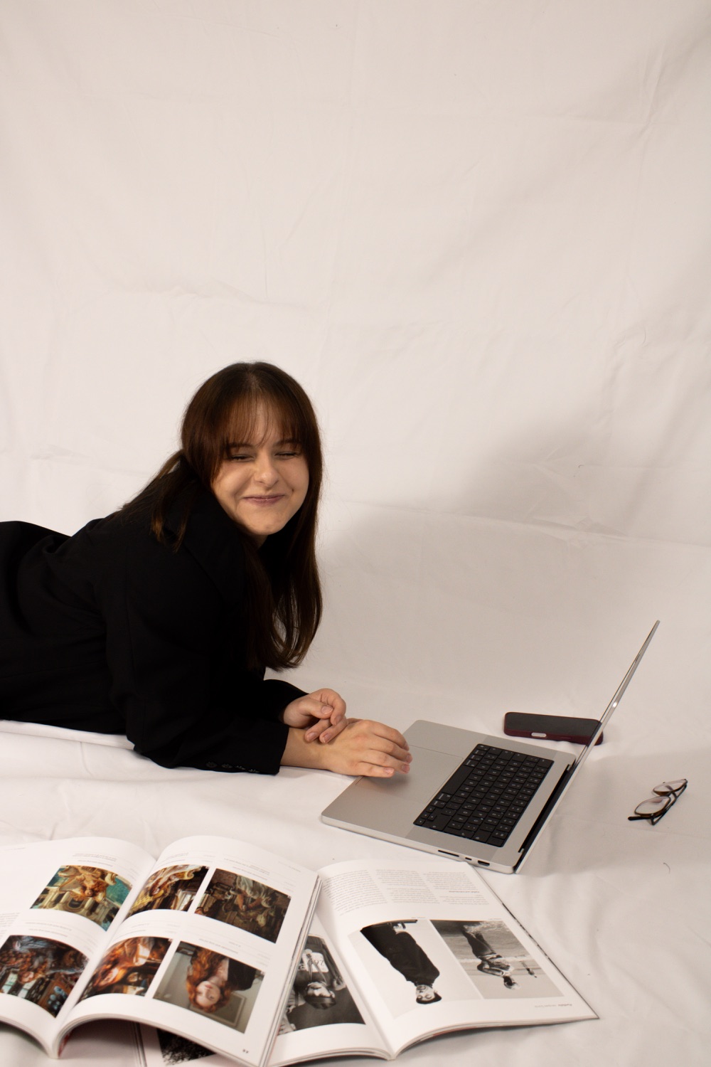 Eva-Maria Klein bei der Arbeit am Laptop